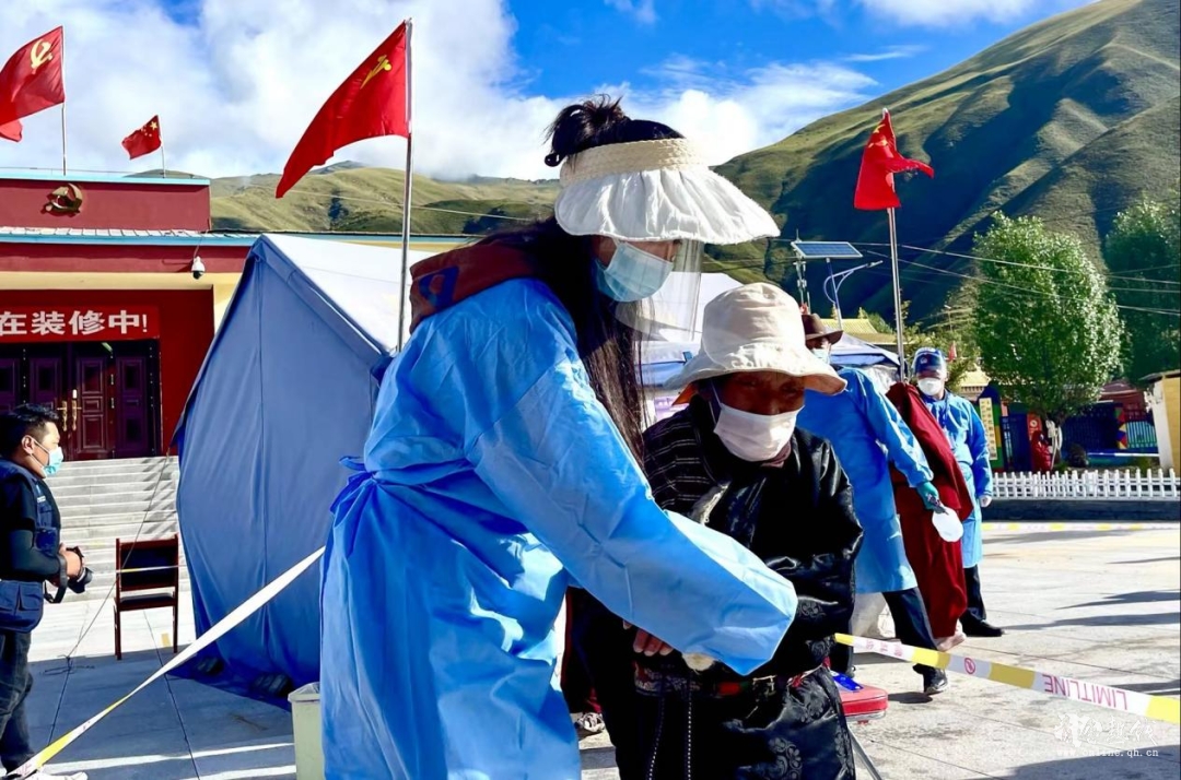  【新时代文明实践】助力全员核酸检测 “志愿红”在行动 